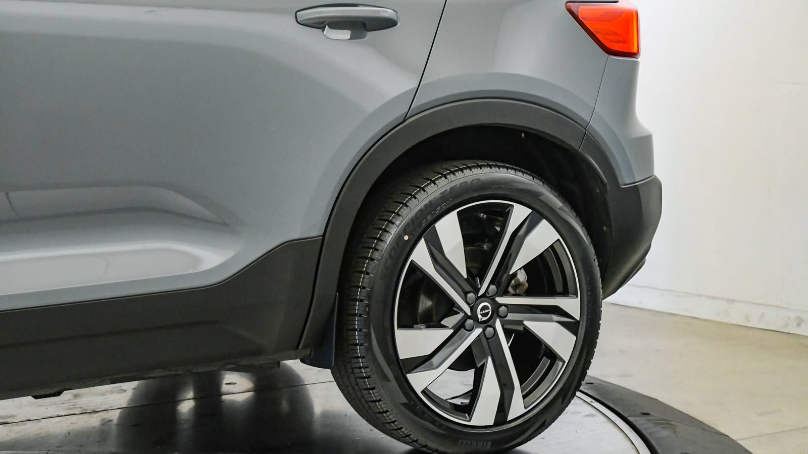 Certified 2023 Volvo XC40 B5 Plus w/ Protection Package Premier AWD/4WD image 11