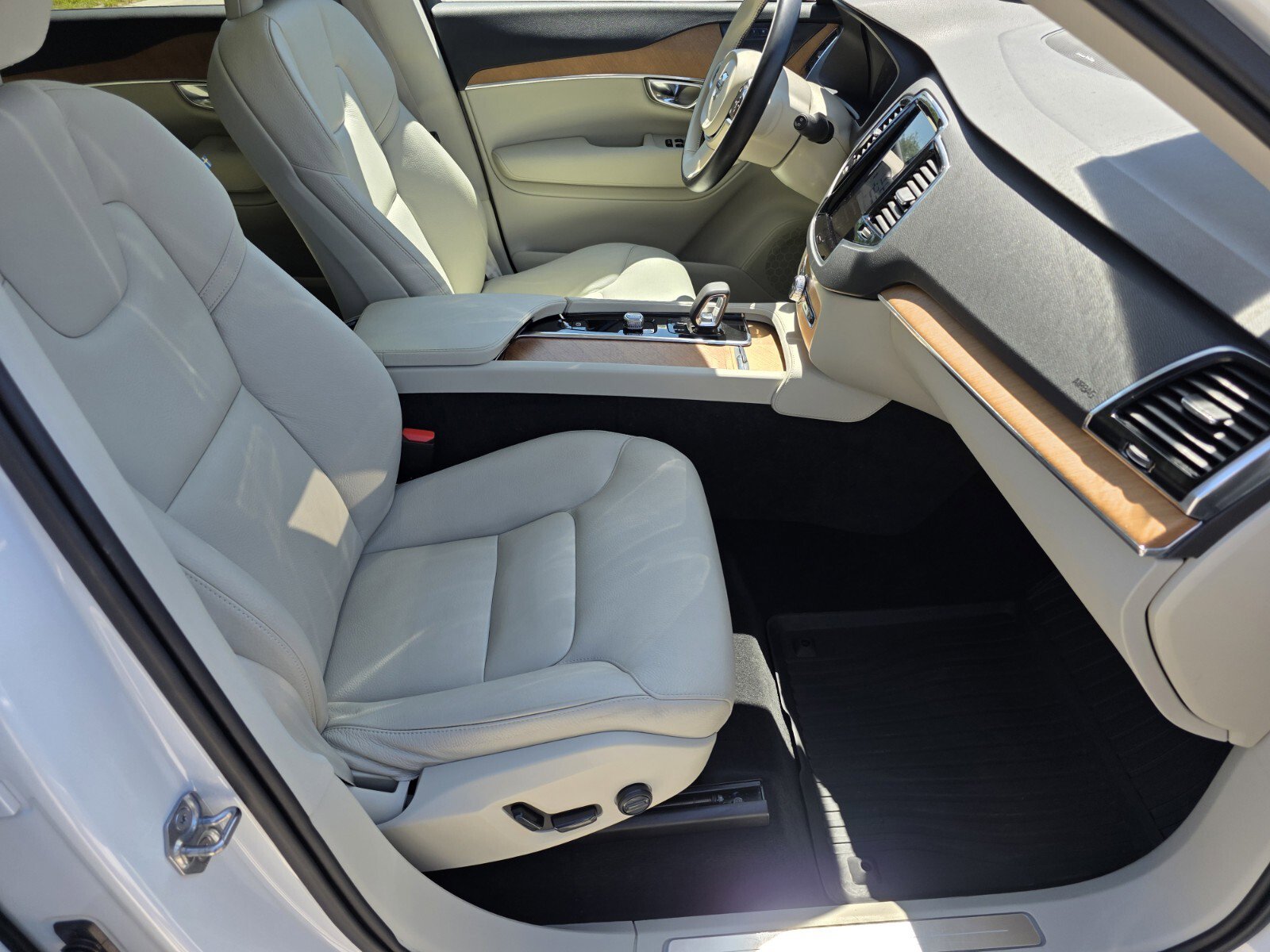 Used 2022 Volvo XC90 T8 Inscription Expression w/ Advanced Package AWD/4WD image 3