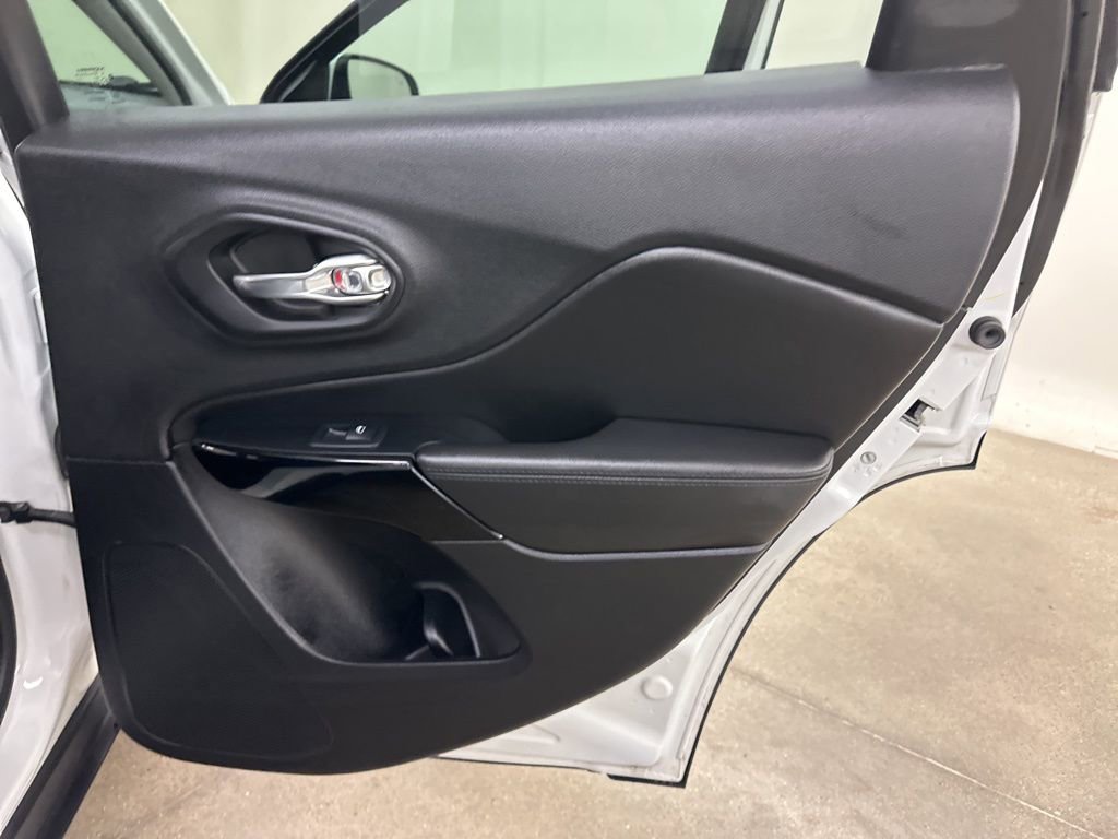 Used 2019 Jeep Cherokee Latitude Plus image 23