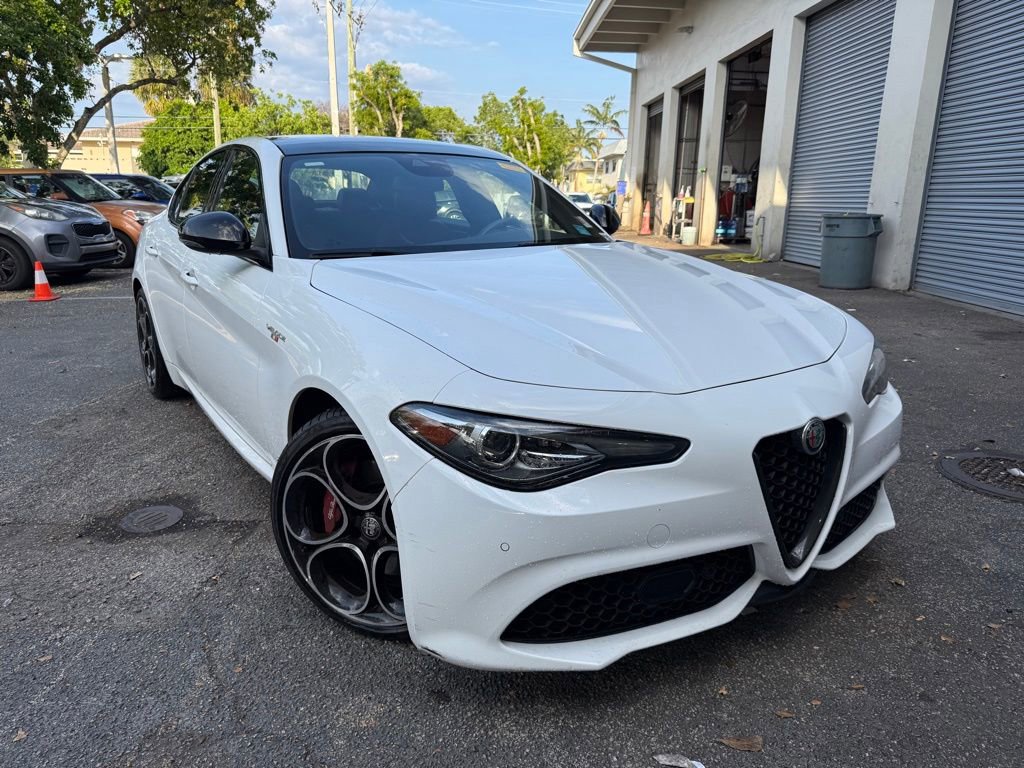 Used 2022 Alfa Romeo Giulia Veloce RWD image 1