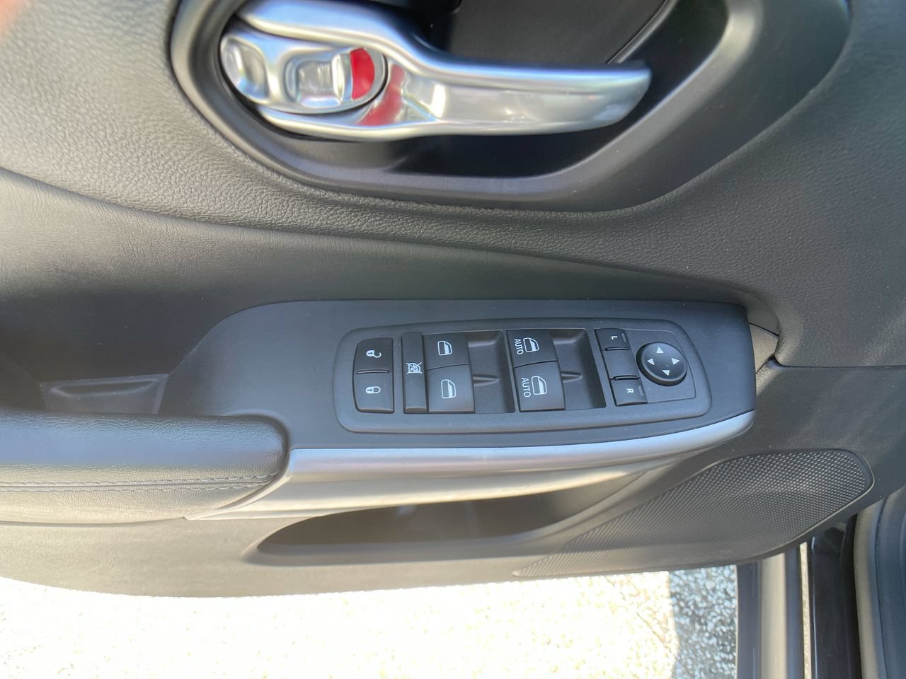 Used 2022 Jeep Cherokee Latitude Lux w/ Sun & Sound Group AWD/4WD image 14