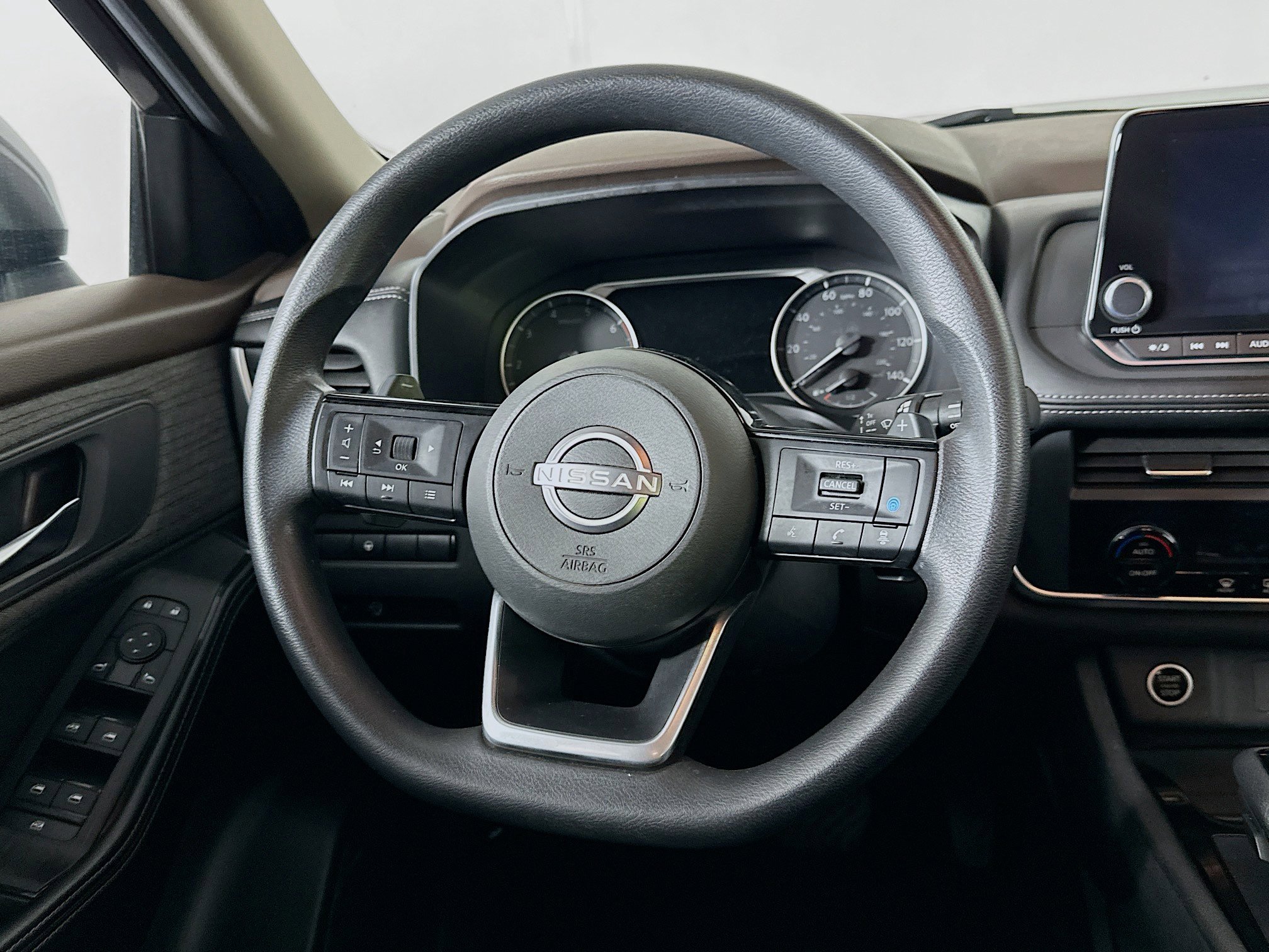 Used 2023 Nissan Rogue SV image 18