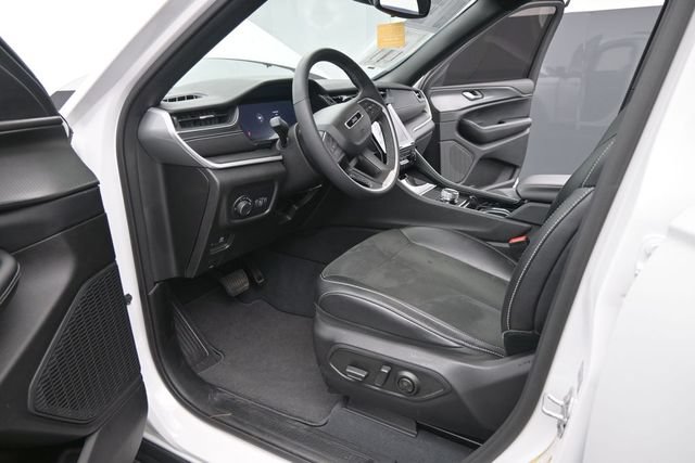 Used 2023 Jeep Grand Cherokee Altitude AWD/4WD image 9