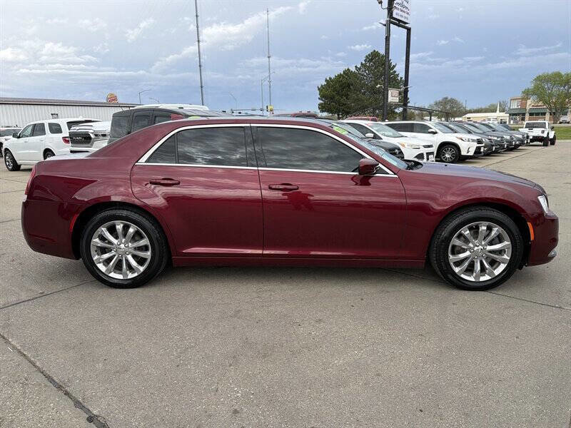 Used 2018 Chrysler 300 Touring L AWD/4WD image 7