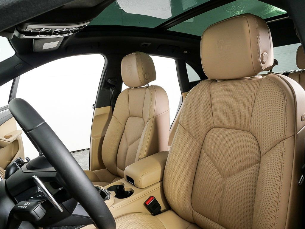 Certified 2025 Porsche Macan image 5