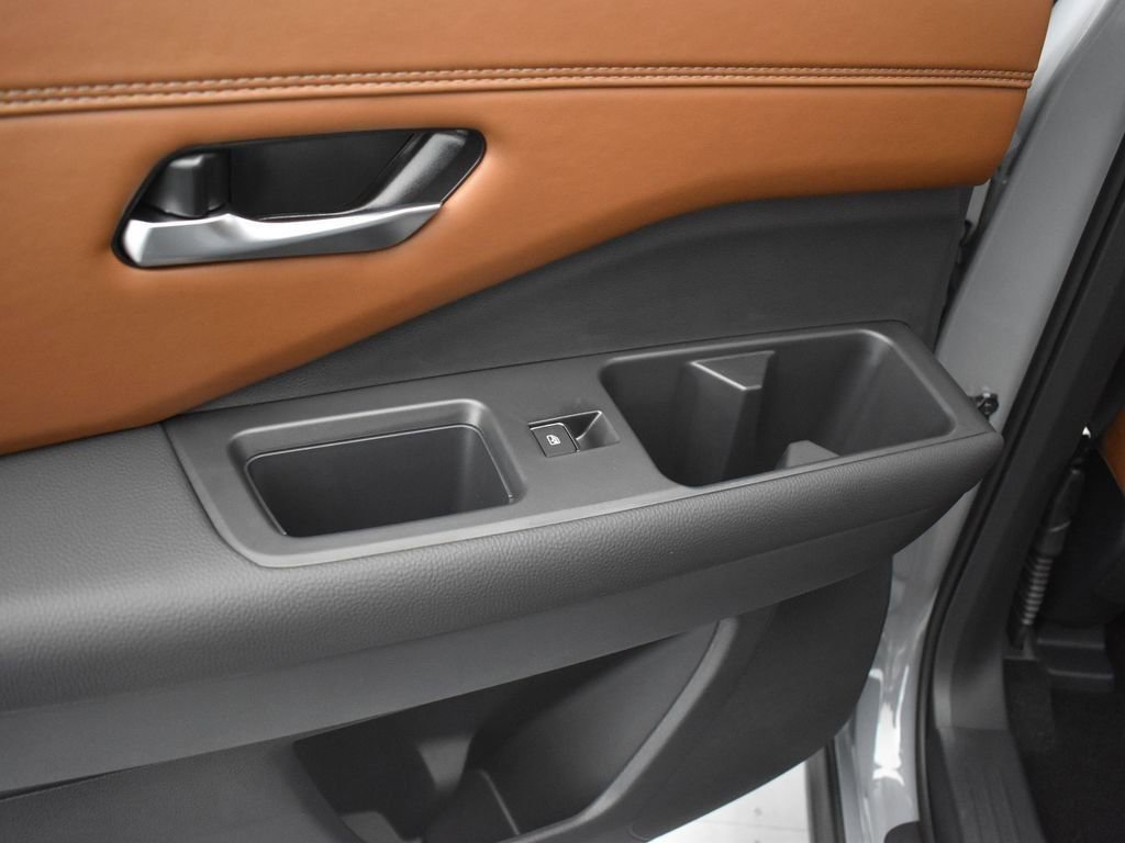 New 2025 Nissan Pathfinder Platinum w/ Cargo Package image 15