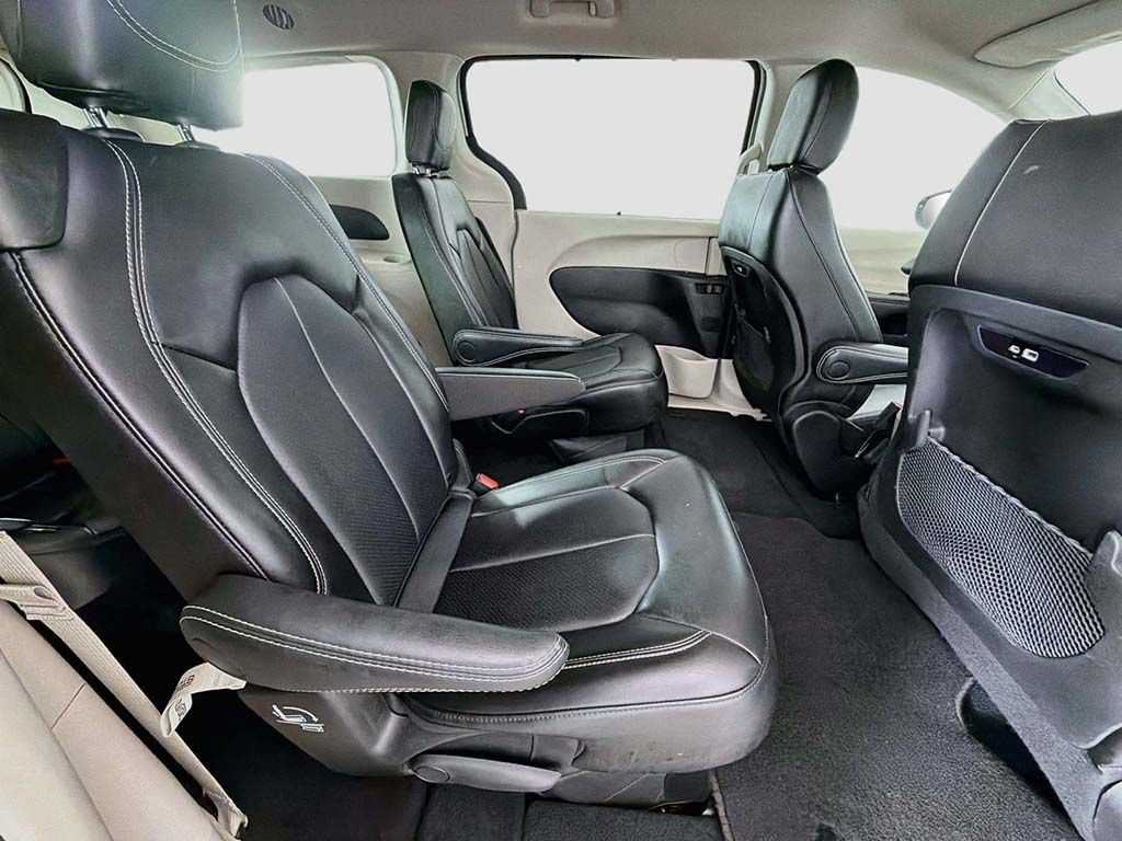 Used 2024 Chrysler Pacifica Touring-L FWD image 26