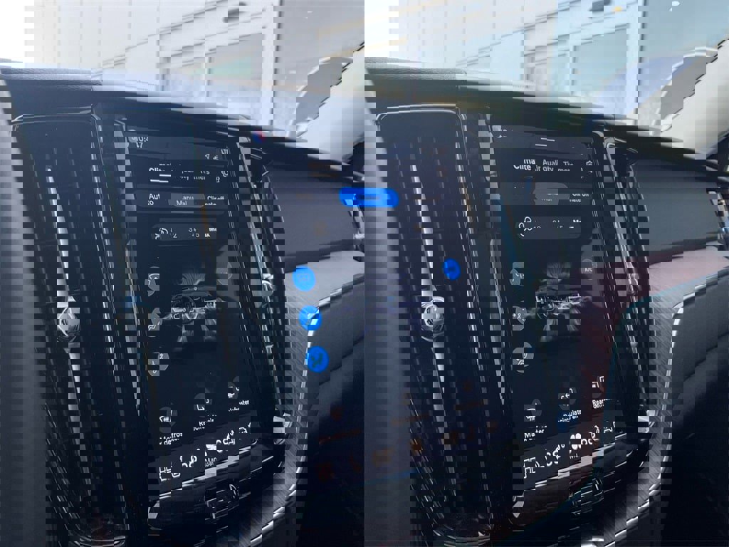 Certified 2023 Volvo XC60 B5 Plus image 22