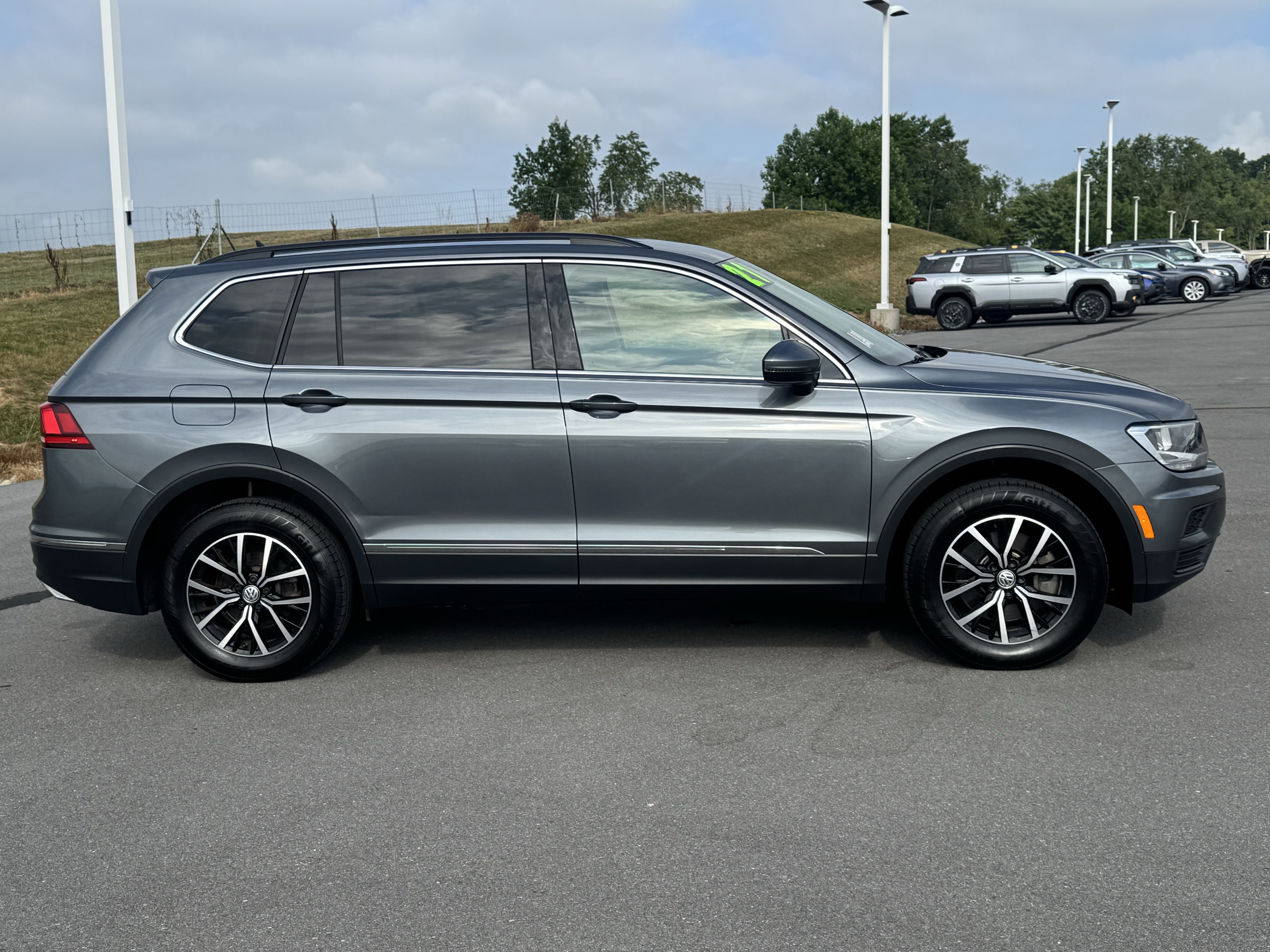 Used 2021 Volkswagen Tiguan SE AWD/4WD image 2