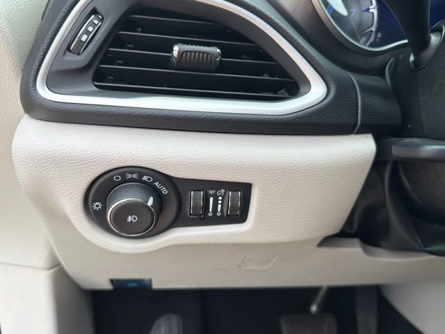 Used 2024 Chrysler Pacifica Touring-L FWD image 26