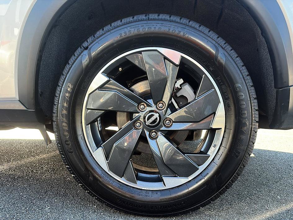 Certified 2025 Nissan Rogue SV AWD/4WD image 9