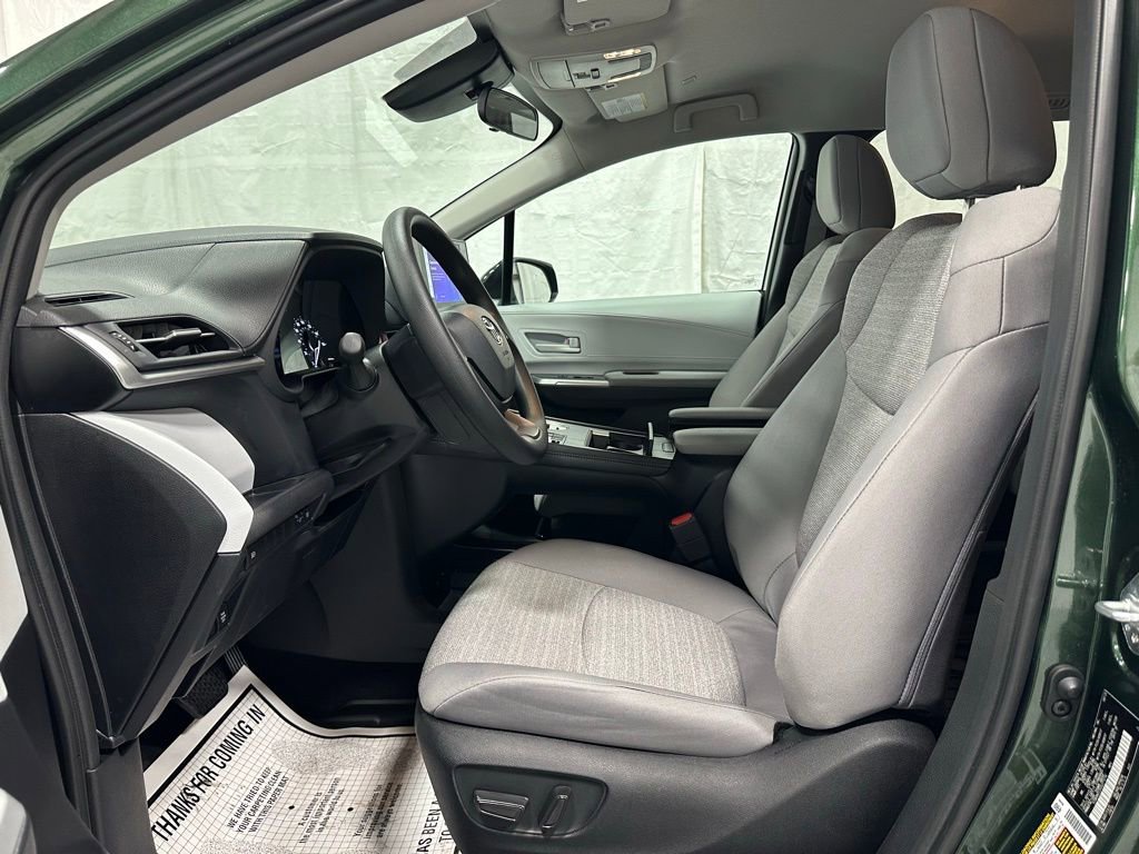 Used 2025 Toyota Sienna LE image 14