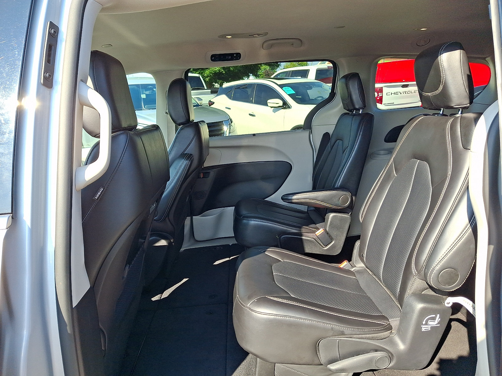 Used 2024 Chrysler Pacifica Touring-L FWD image 11