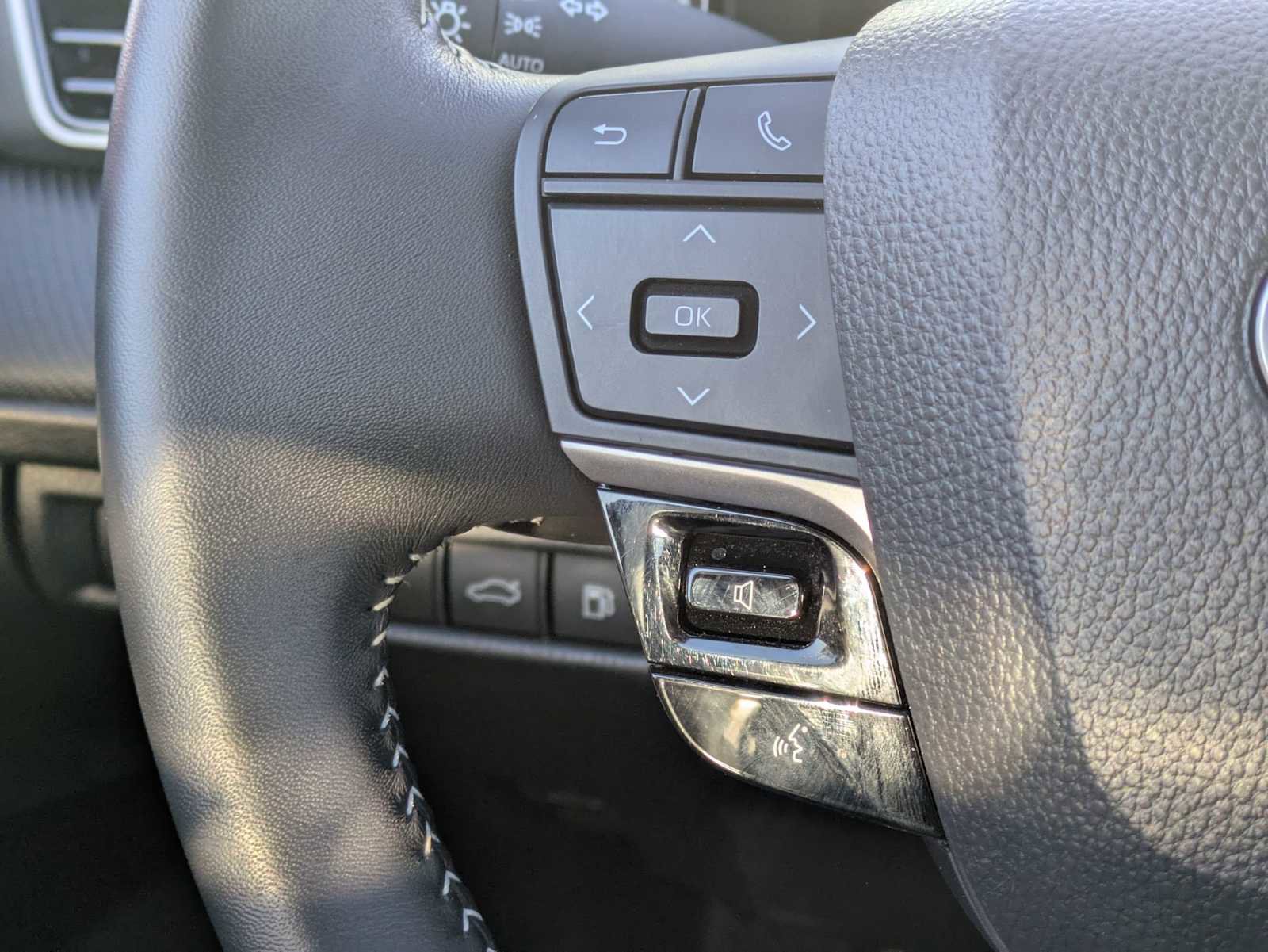 Used 2025 Toyota Camry SE image 24