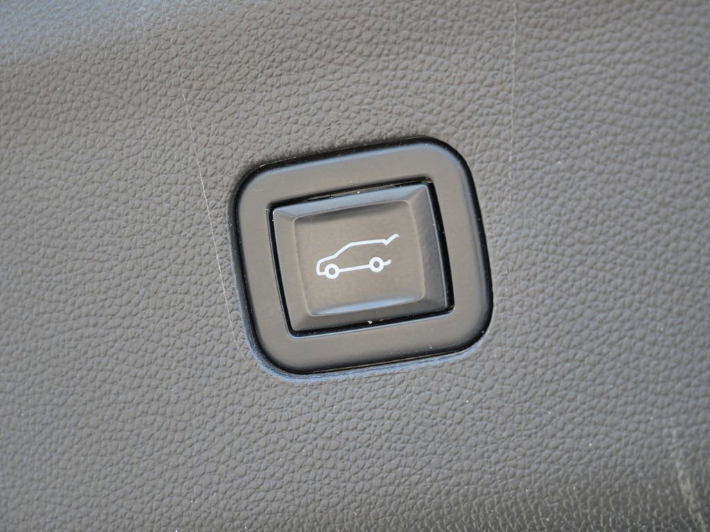 Used 2022 Buick Enclave Avenir w/ Avenir Technology Package image 22