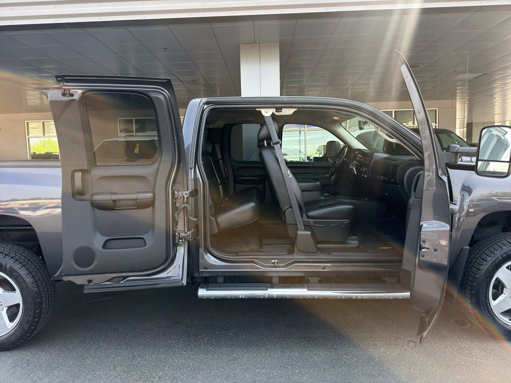 Used 2011 Chevrolet Silverado 2500 LT w/ Interior Plus Package AWD/4WD image 9