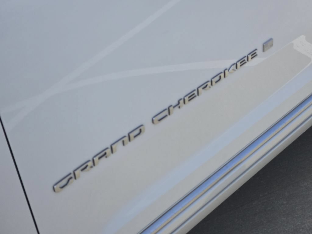 Used 2024 Jeep Grand Cherokee Summit AWD/4WD image 11
