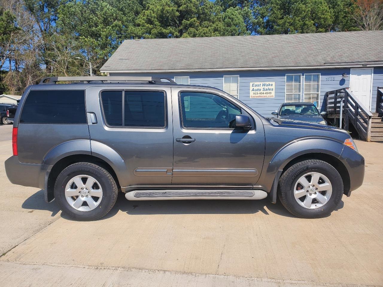 Used 2008 Nissan Pathfinder SE w/ Premium Pkg image 4