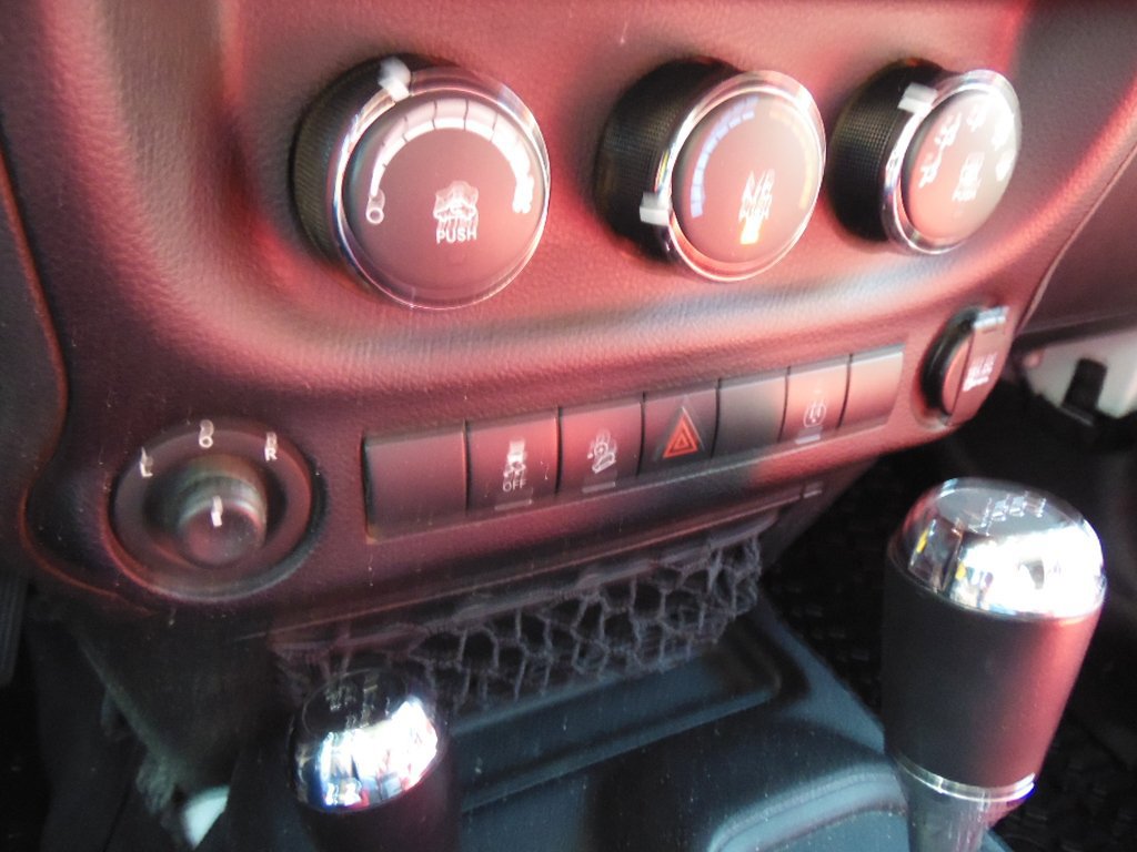 Used 2015 Jeep Wrangler Unlimited Sahara w/ Connectivity Group image 14