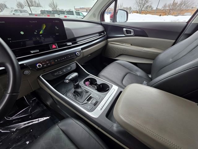 Used 2025 Kia Carnival FWD image 23
