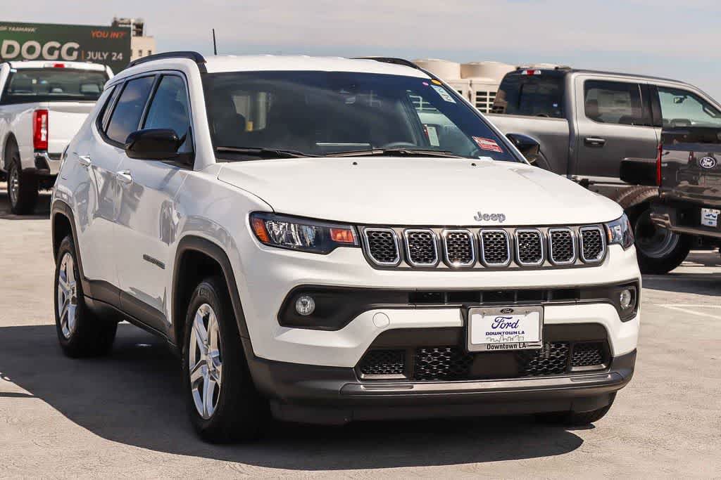 Used 2023 Jeep Compass Latitude AWD/4WD image 3