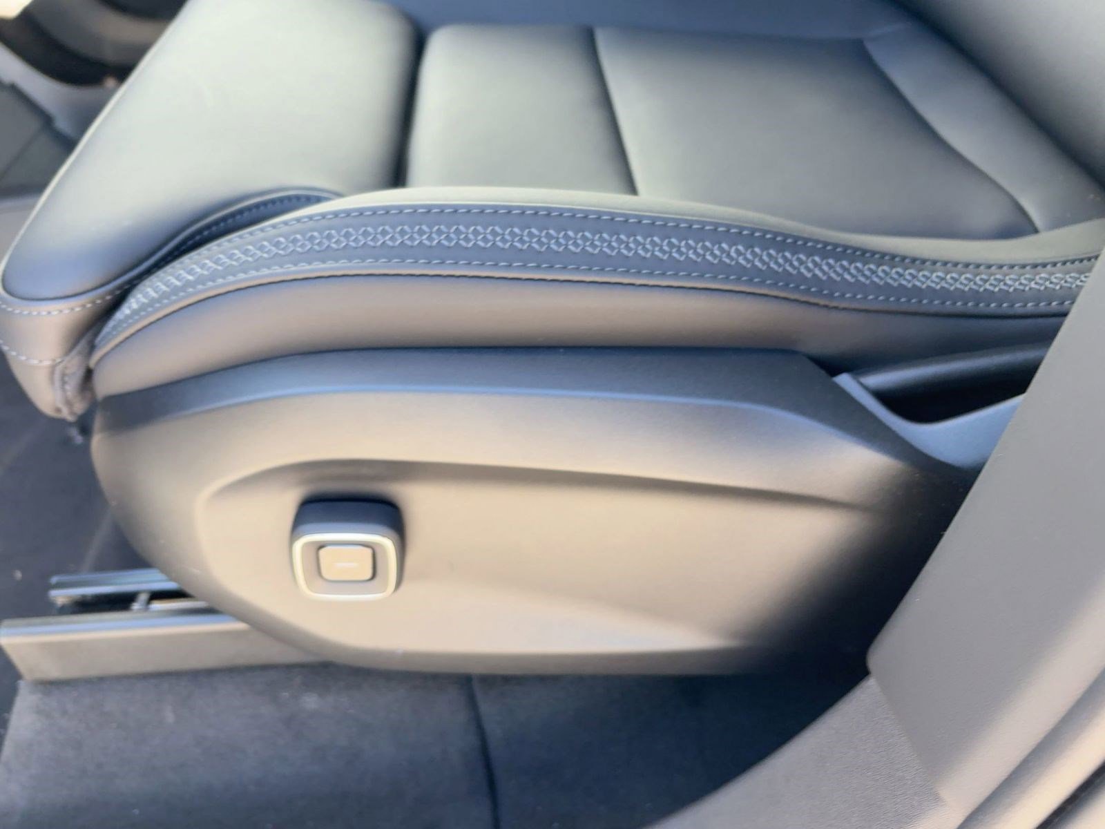 New 2025 Volvo EX90 Plus AWD/4WD image 14