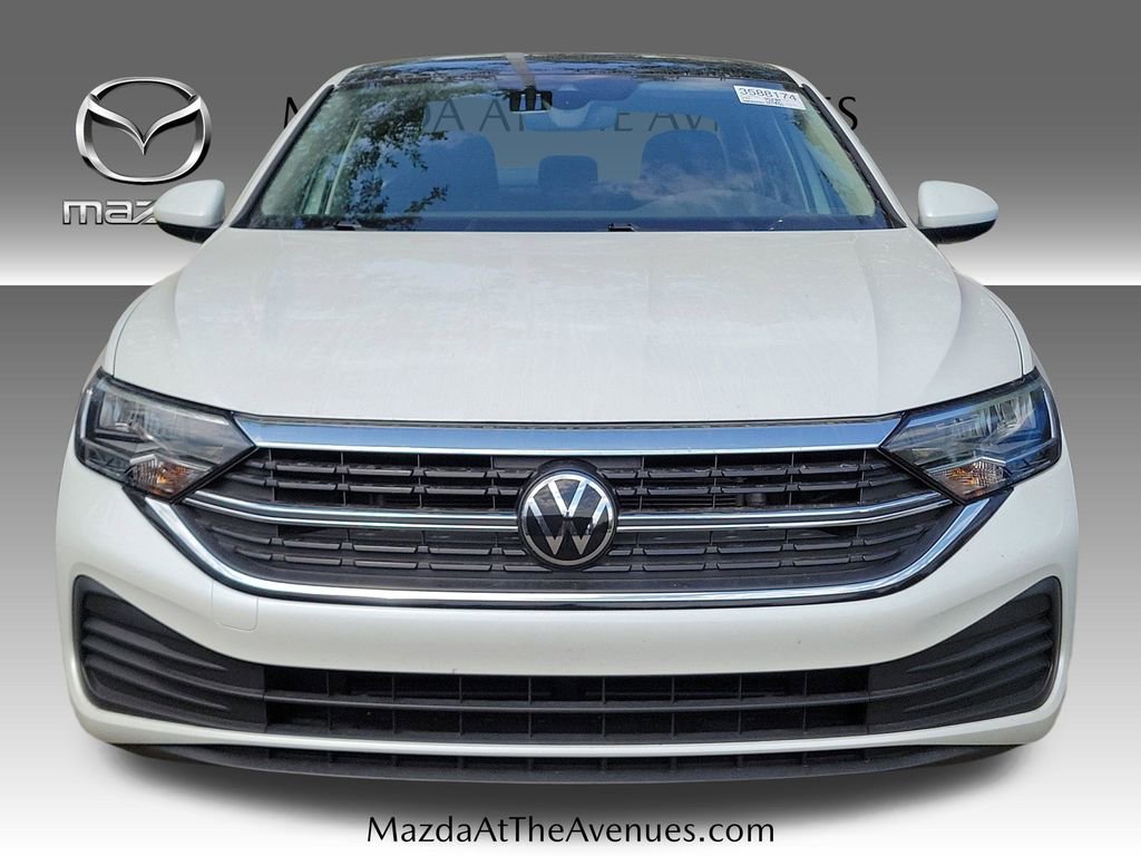 Used 2024 Volkswagen Jetta SE w/ Panoramic Sunroof Package FWD image 4