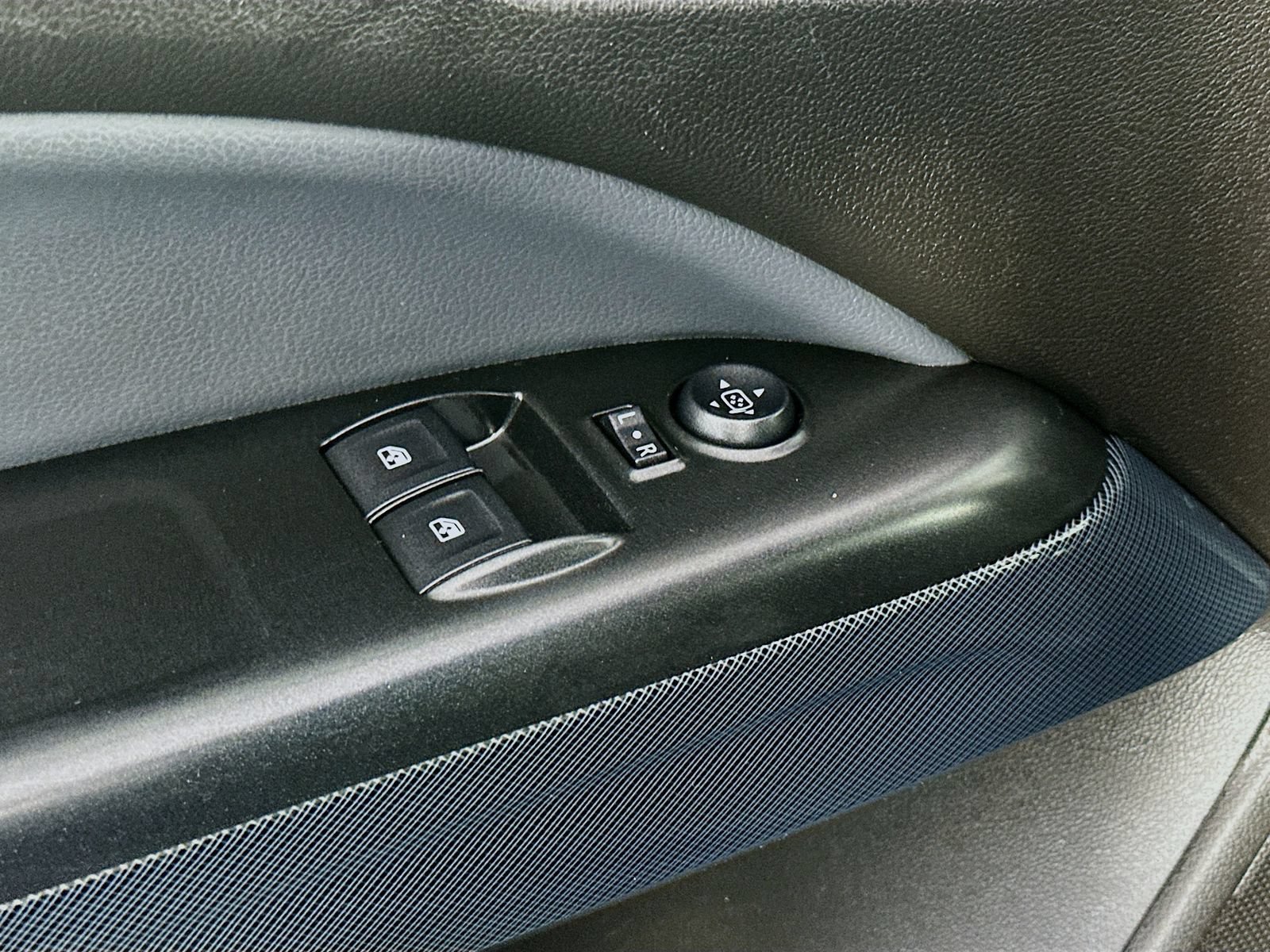 Used 2015 Chevrolet Colorado Z71 AWD/4WD image 17