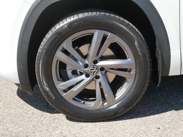 Certified 2024 Volkswagen Atlas Cross Sport SEL R-Line AWD/4WD image 10