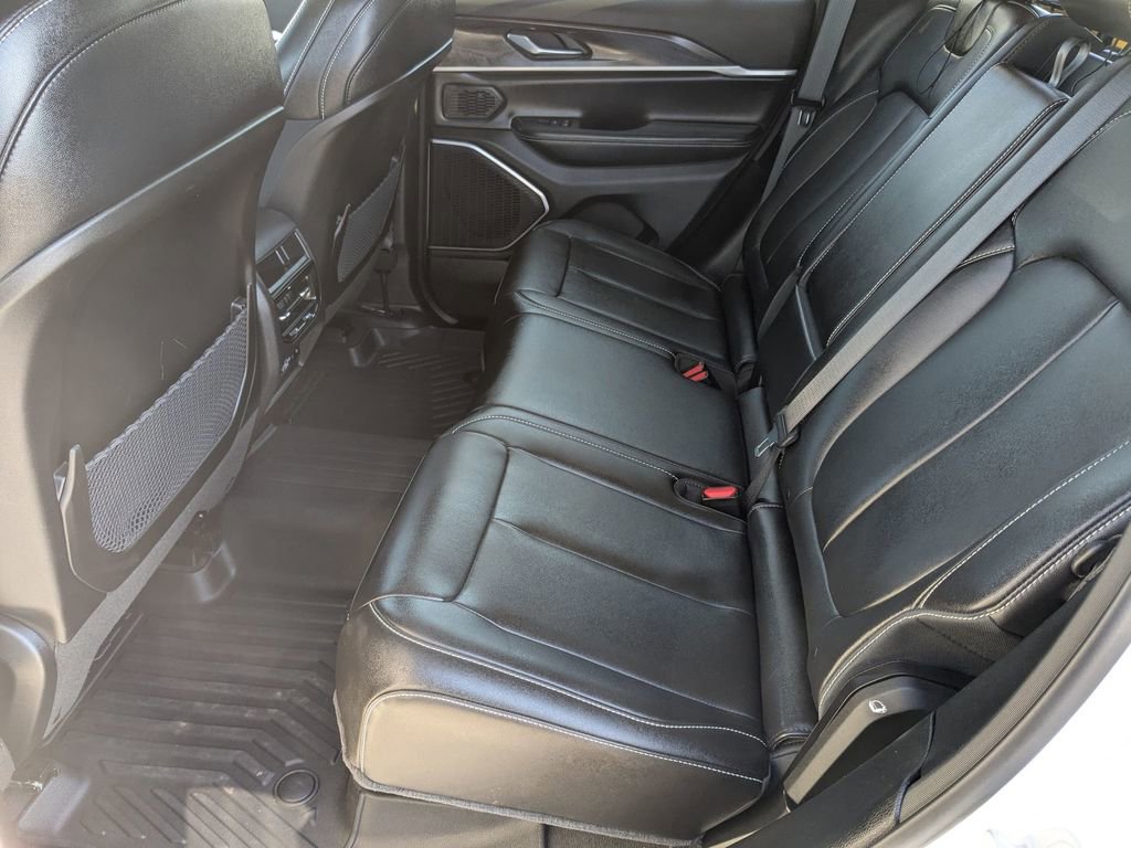 Used 2023 Jeep Grand Cherokee Limited w/ Black Appearance Package image 27