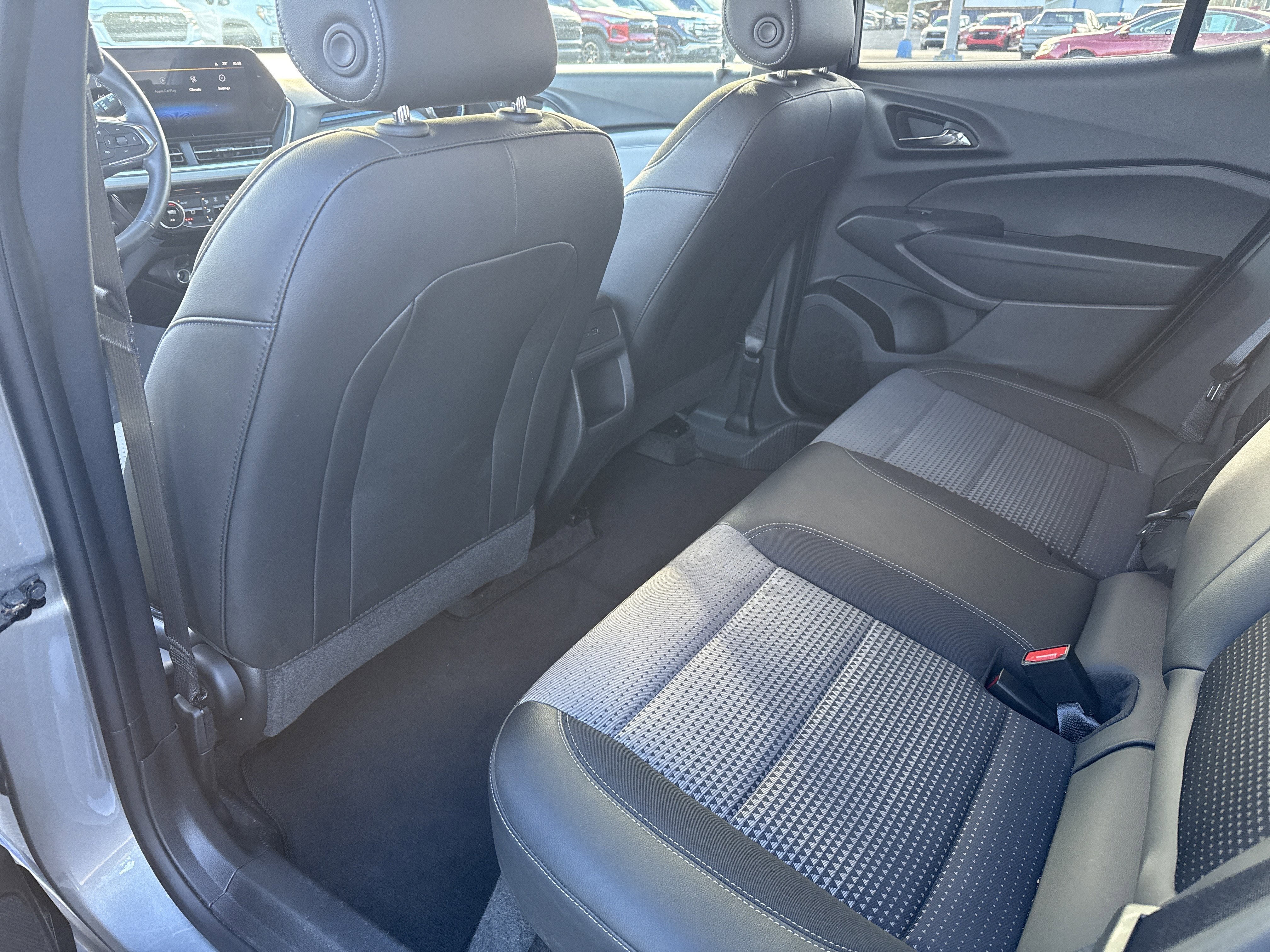 Used 2025 Chevrolet Trax LT w/ LT Convenience Package image 14