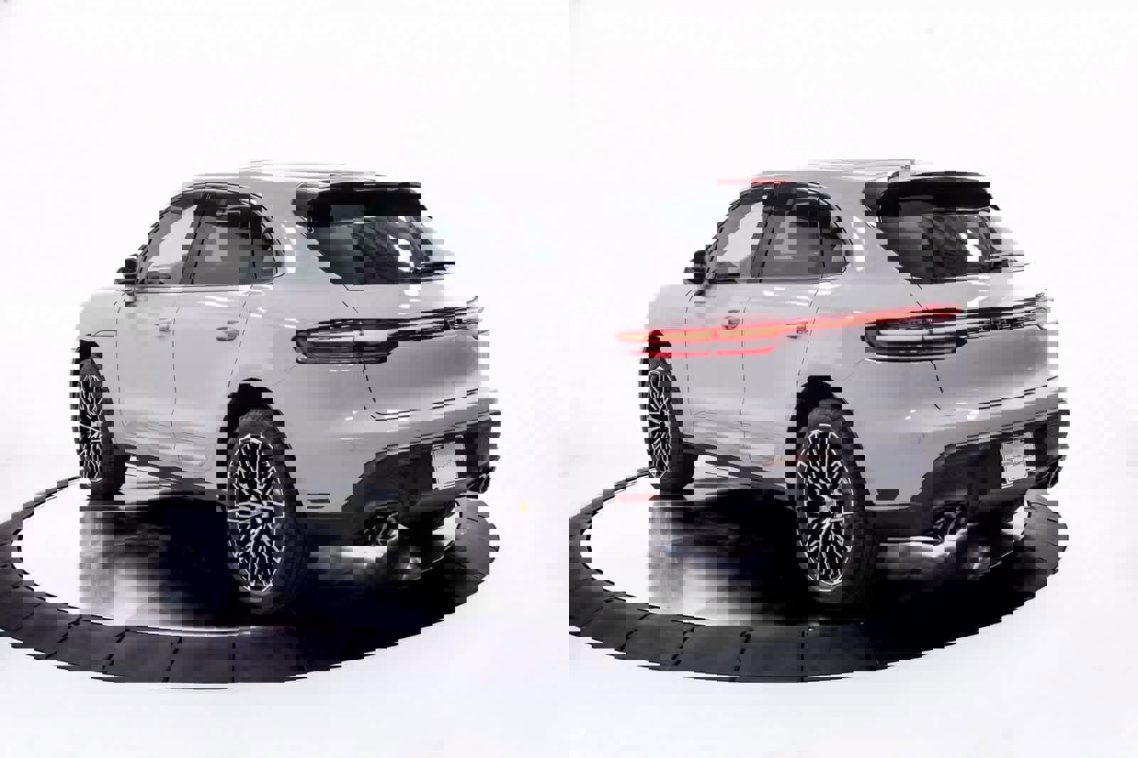 Certified 2025 Porsche Macan image 3