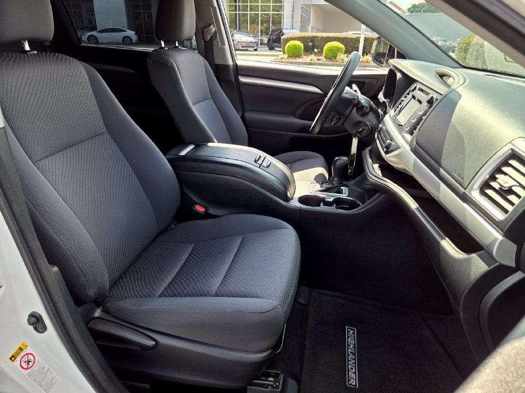 Used 2018 Toyota Highlander LE FWD image 16
