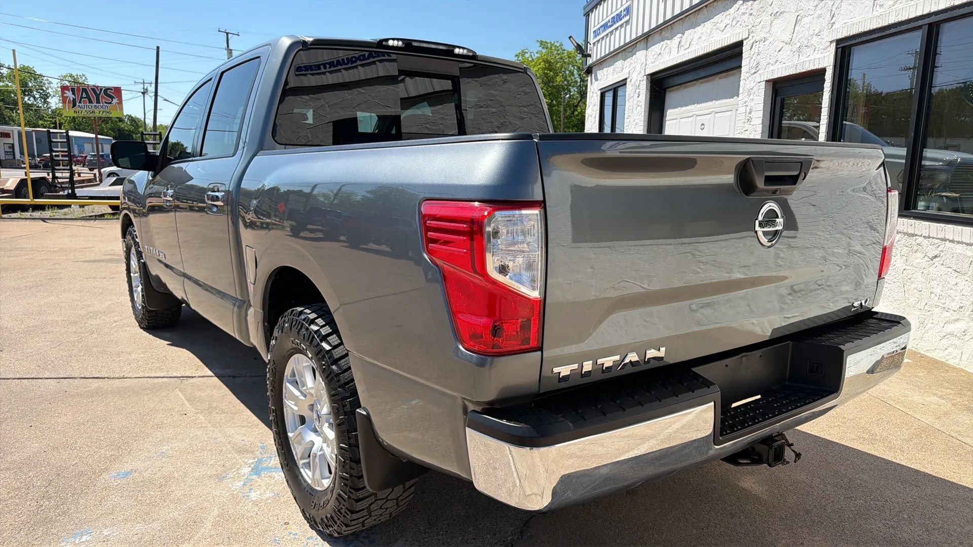 Used 2018 Nissan Titan SV RWD image 2