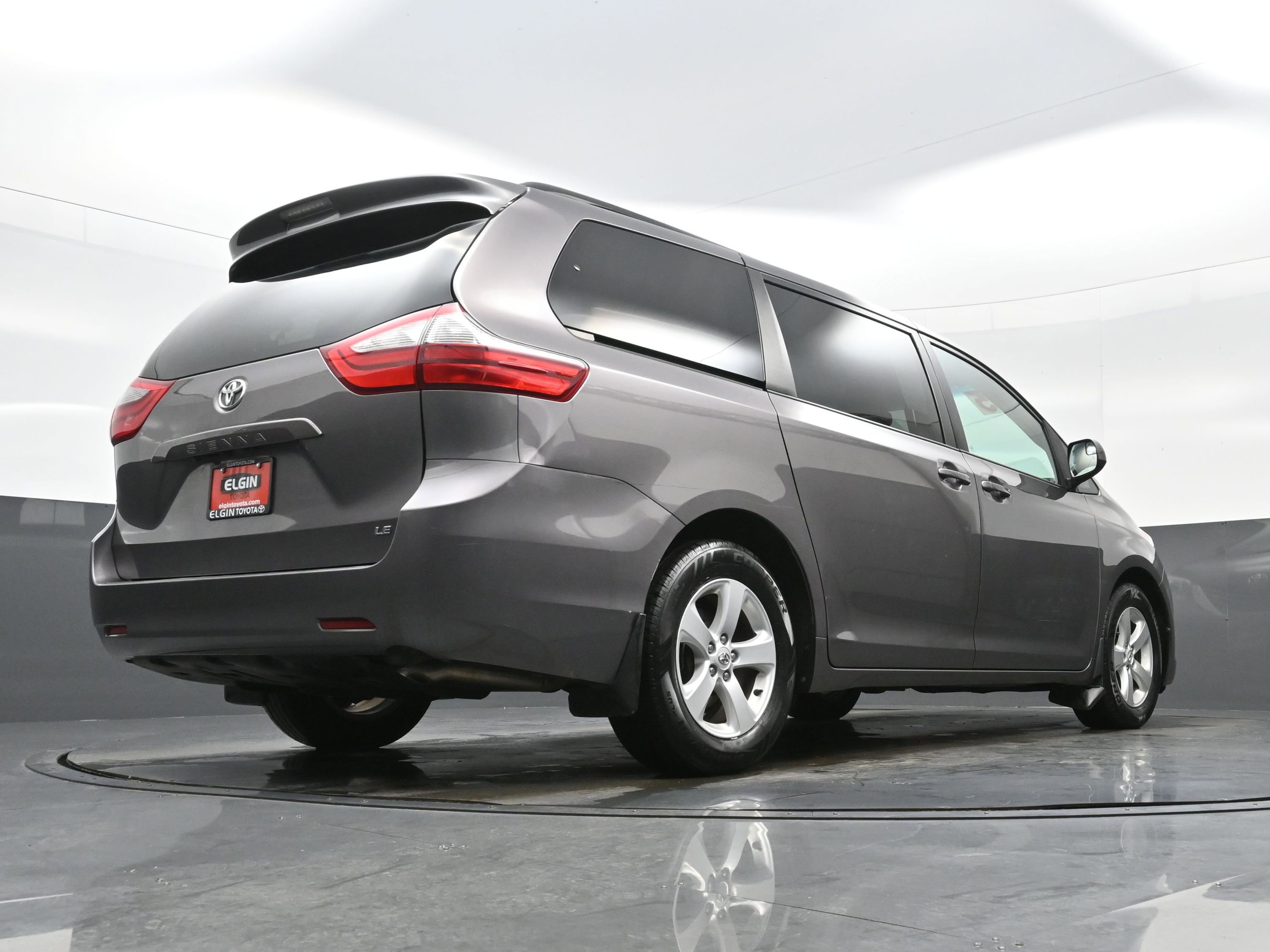 Used 2015 Toyota Sienna LE image 32