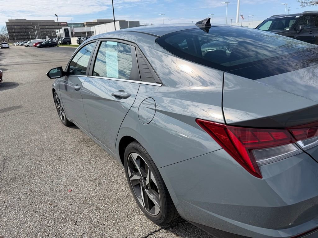 Used 2022 Hyundai Elantra SEL w/ Convenience + Premium Package image 5