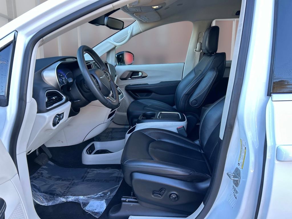 Used 2024 Chrysler Pacifica Touring-L image 11