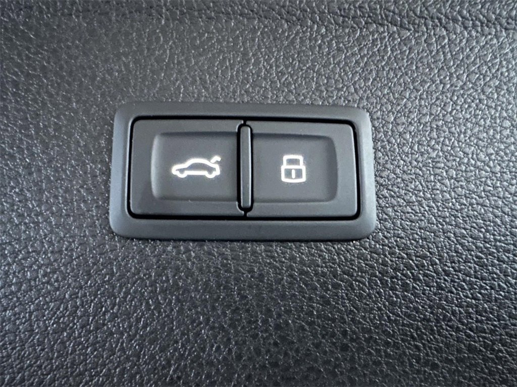 Used 2025 Audi Q5 2.0T Premium w/ Convenience Plus Package image 6