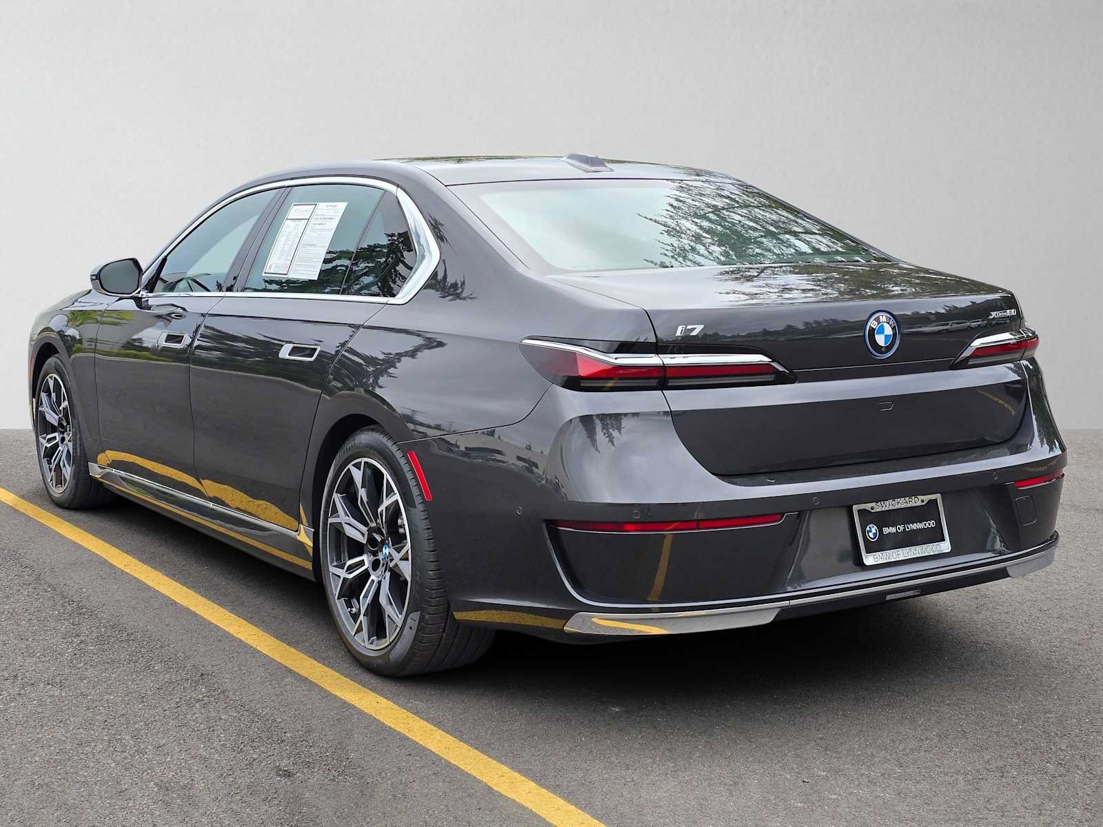Used 2023 BMW i7 xDrive60 AWD/4WD image 5