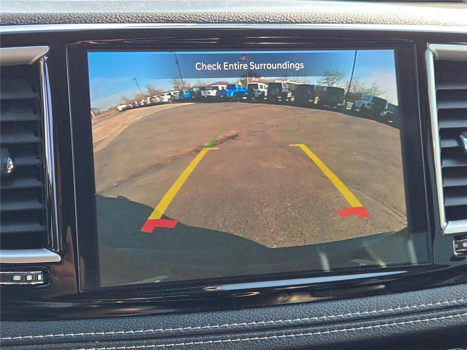 Used 2023 Chrysler Pacifica Touring-L image 27