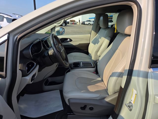 Used 2021 Chrysler Pacifica Touring-L w/ Uconnect Theater Family Group AWD/4WD image 11