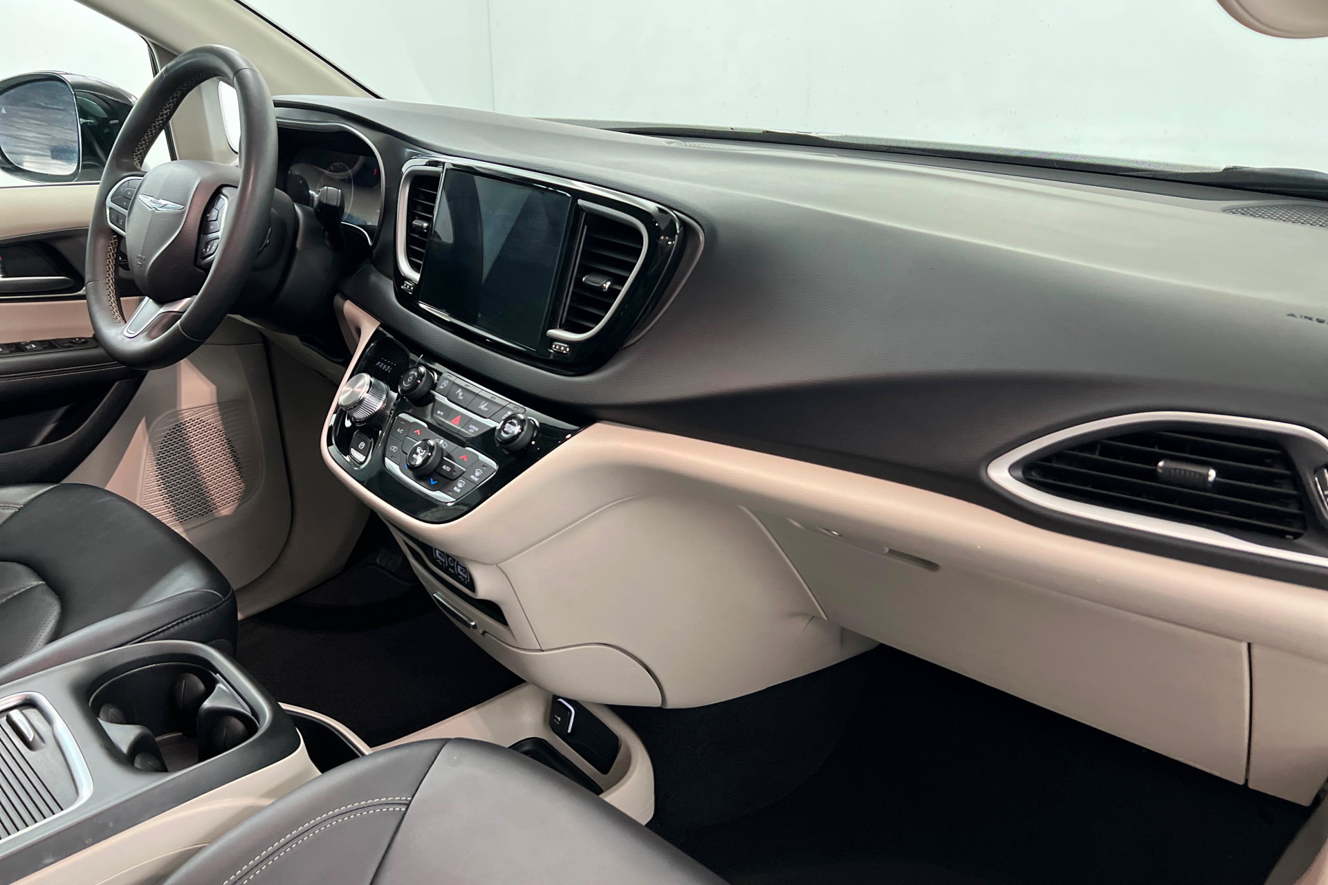 Used 2024 Chrysler Pacifica Touring-L FWD image 24