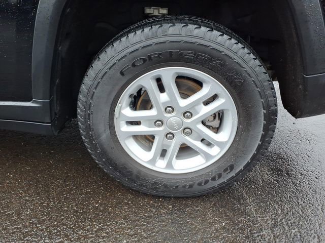 Certified 2023 Jeep Grand Cherokee Laredo AWD/4WD image 9