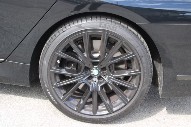 Used 2022 BMW 750i xDrive w/ M Sport Package AWD/4WD image 9