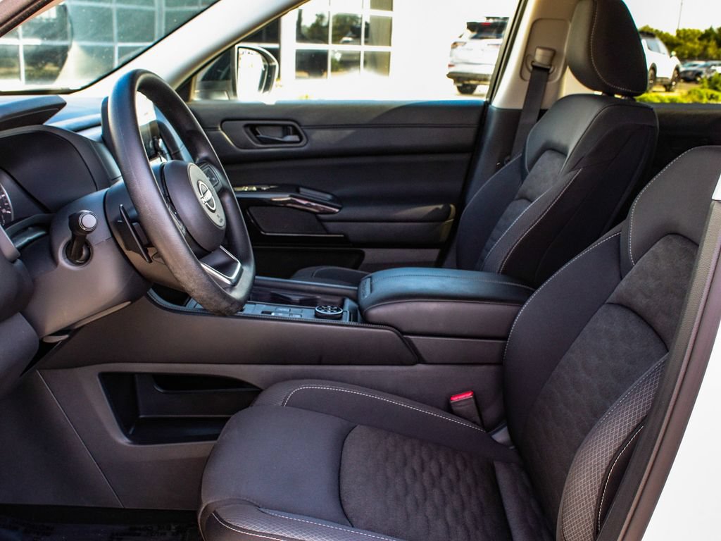 Used 2025 Nissan Pathfinder S AWD/4WD image 30