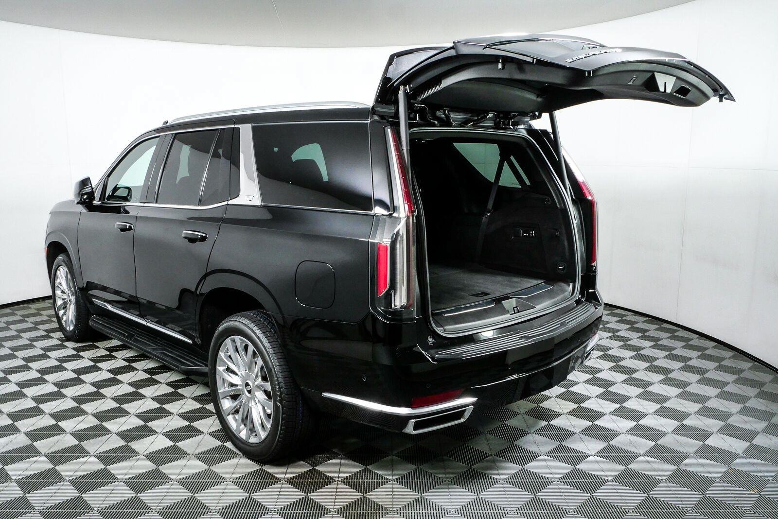 Used 2021 Cadillac Escalade Premium Luxury AWD/4WD image 36
