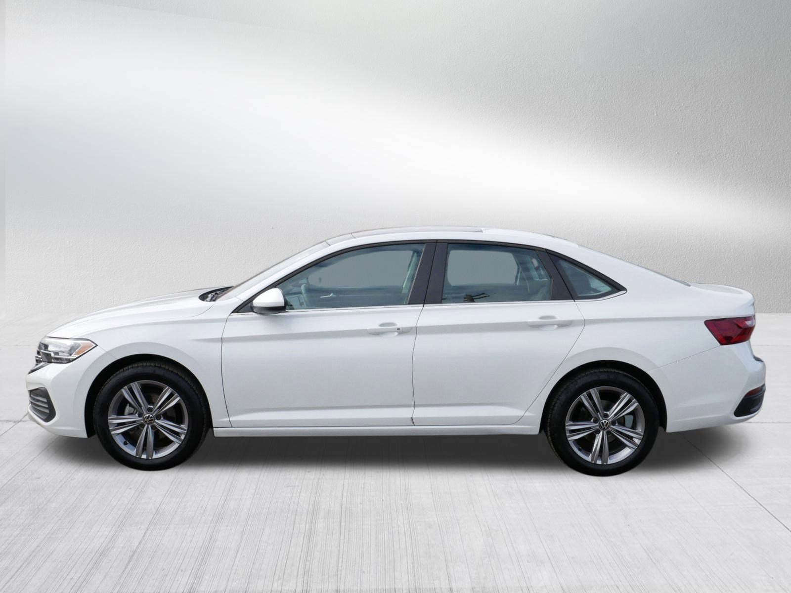 Certified 2022 Volkswagen Jetta SE w/ Panoramic Sunroof Package image 4