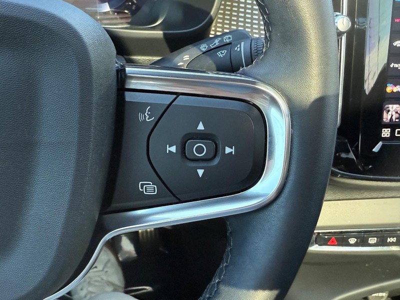 Certified 2023 Volvo XC40 B5 Ultimate w/ Protection Package Premier image 19