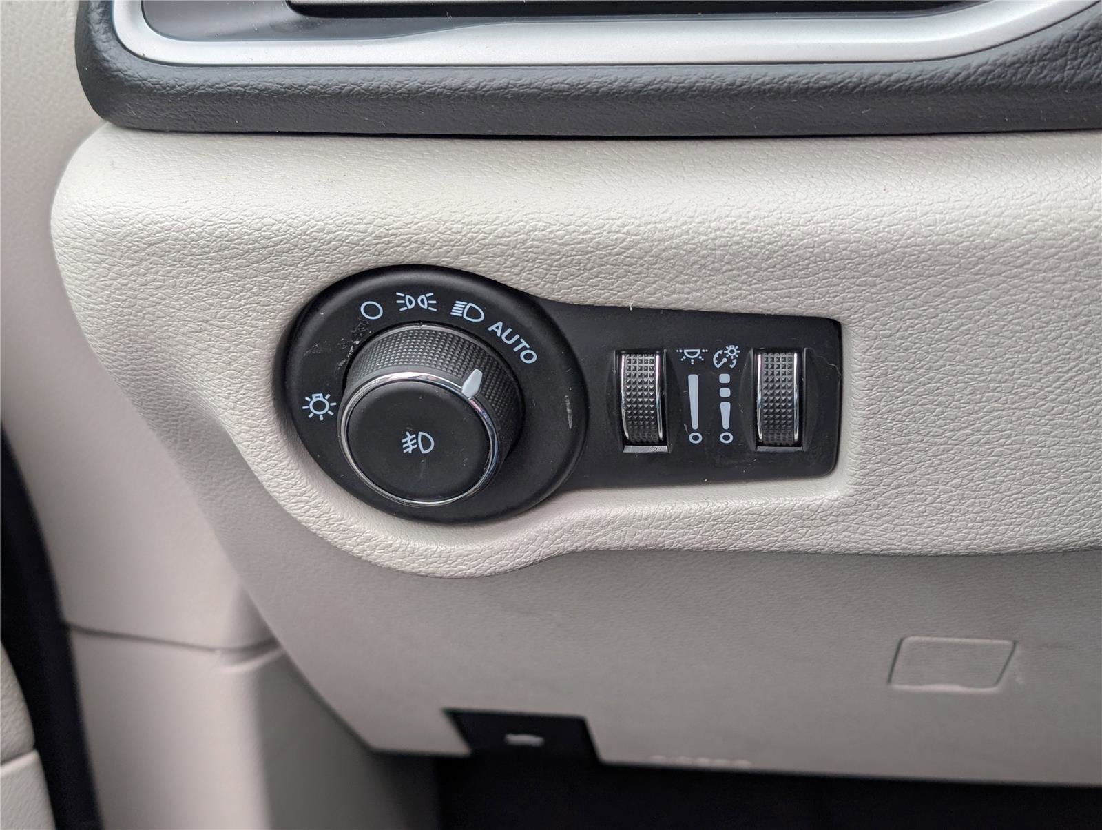 Used 2023 Chrysler Pacifica Touring-L image 21