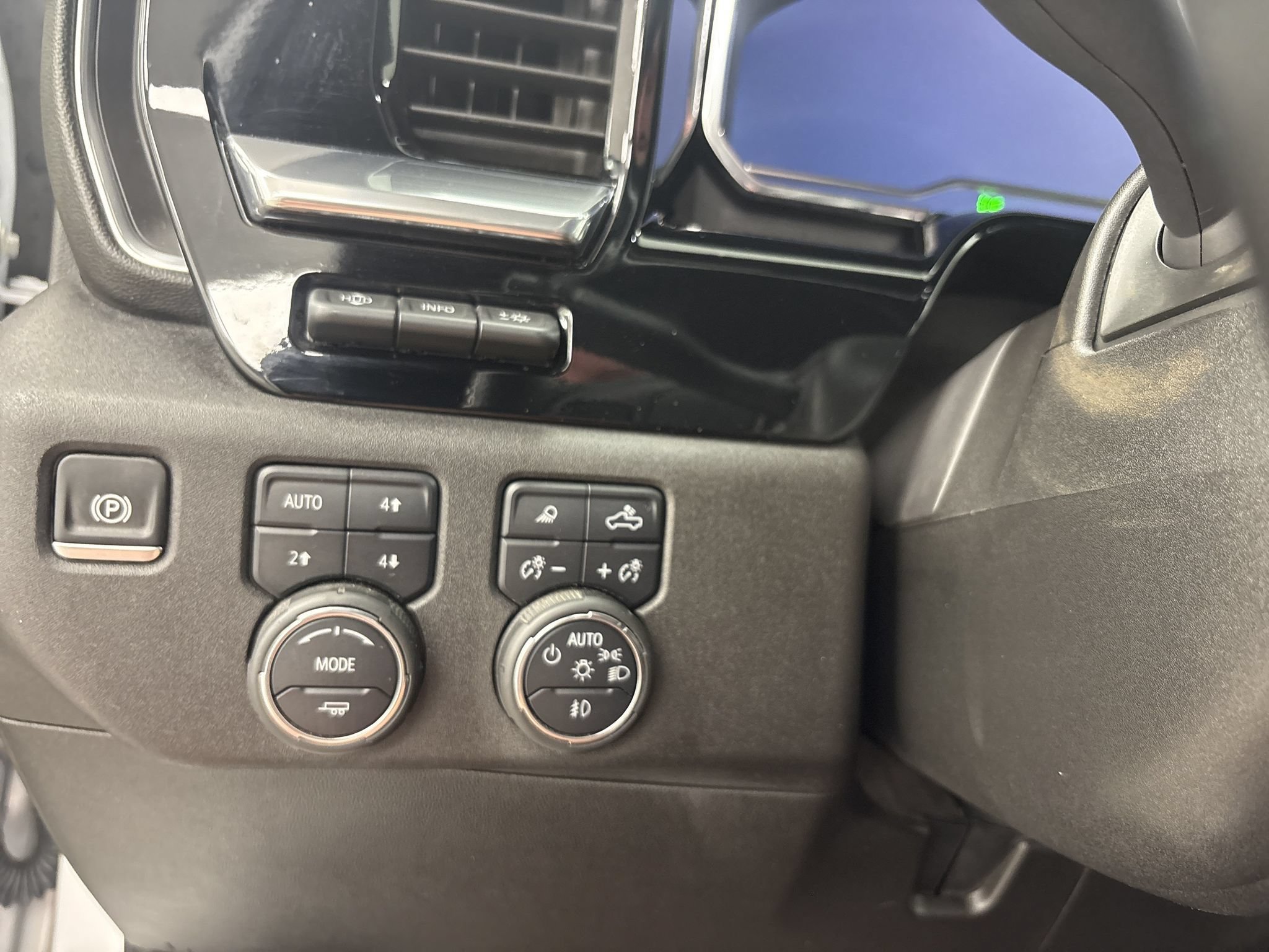 Used 2025 Chevrolet Silverado 2500 High Country w/ Technology Package AWD/4WD image 13
